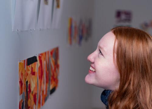 信誉最好的网投十大平台的学生在校园里欣赏艺术品